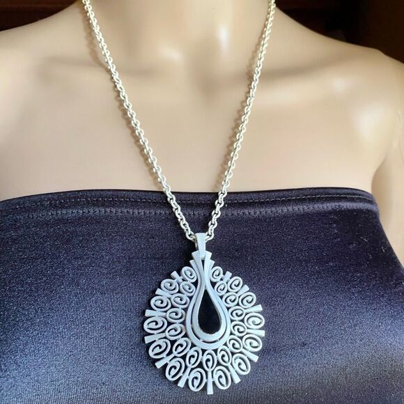 𝅺VINTAGE Trifari 1960s white enamel necklace - Picture 1 of 2